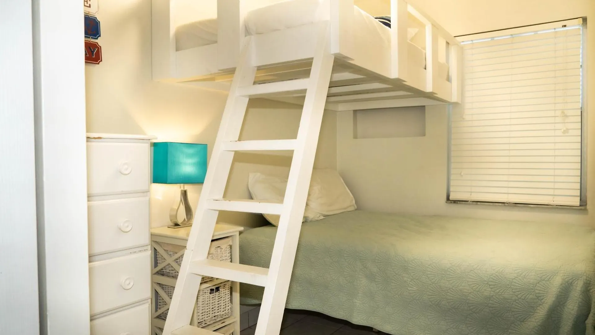 Aparthotel Island Club Turks & Grace Bay Place